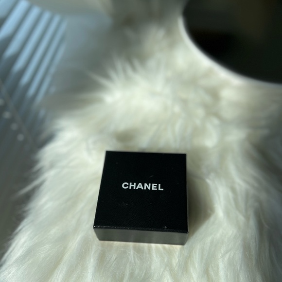EUC~ CHANEL Vintage Clip-on Pearl Drop Earrings w/ COA 😍 - Picture 6 of 12